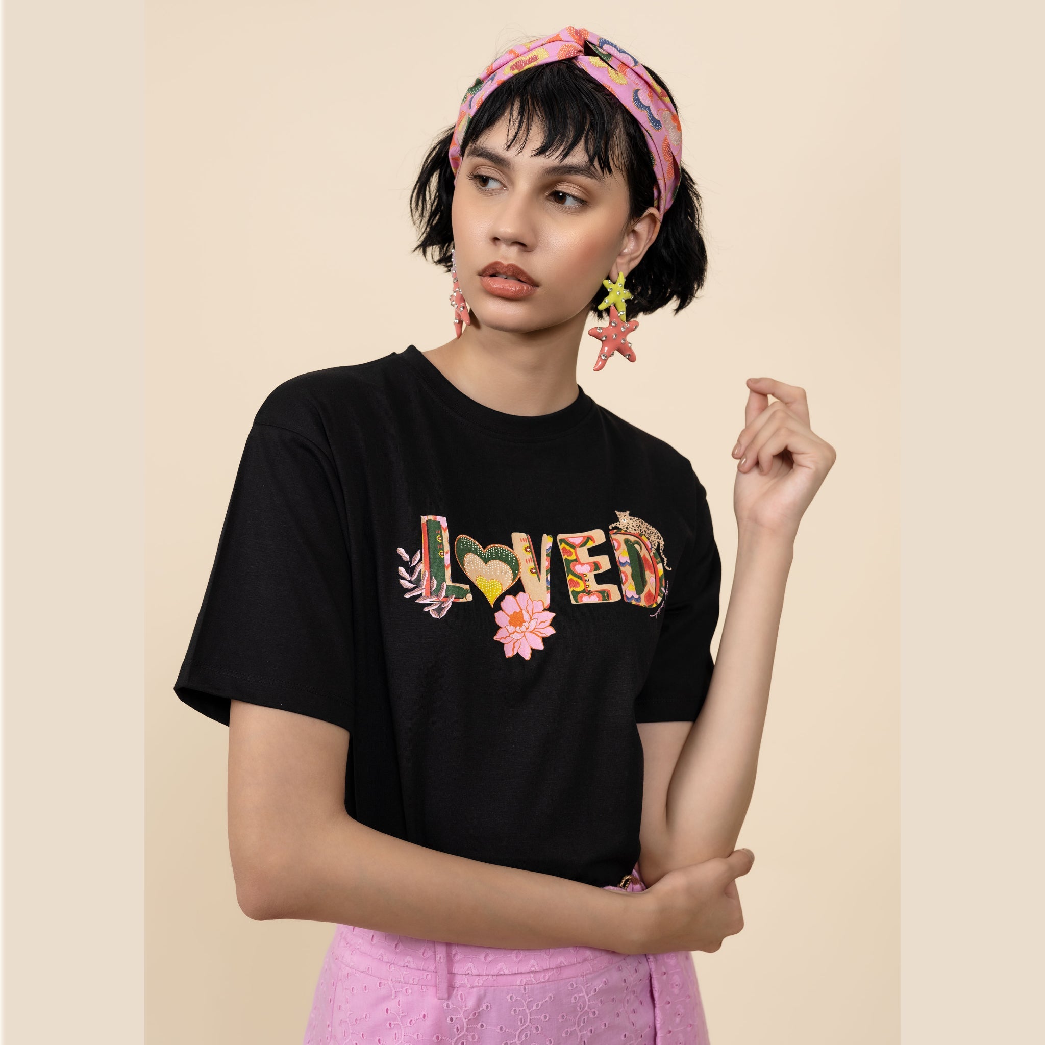 Kate T - Shirt "Loved" - Black - EMILY LOVELOCK